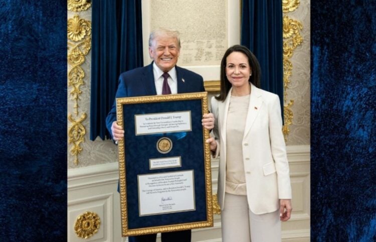Ο Ντόναλντ Τραμπ με τη Μαρία Ματσάδο και το βραβείο Νόμπελ (φωτ.: Χ/The White House)