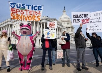 Διαδηλωτές κρατούν πανό που αναγράφουν «Δικαιοσύνη για τα θύματα του Έπσταϊν» και «Δώστε τα έγγραφα στη δημοσιότητα» έξω από το Καπιτώλιο, κατά την παρουσίαση των εγγράφων της υπόθεσης (φωτ.: EPA/Luke Johnson)