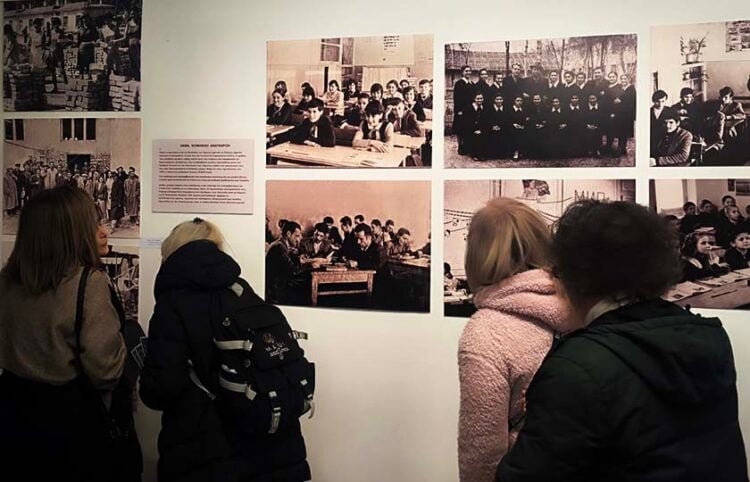 Στιγμιότυπο από τα εγκαίνια της έκθεσης «Το Ελληνικό Θαύμα στην Τασκένδη» (φωτ.: Facebook / Αράπογλου Χρύσα - Καλαμαριά Μητέρα Πόλη)