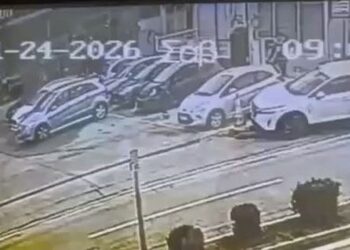 Στιγμιότυπο από το βίντεο ασφαλείας που δείχνει την παράσυρση της υπαλλήλου των ΕΛΤΑ (φωτ.: glomex)