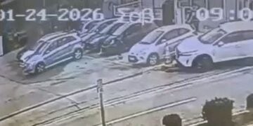 Στιγμιότυπο από το βίντεο ασφαλείας που δείχνει την παράσυρση της υπαλλήλου των ΕΛΤΑ (φωτ.: glomex)