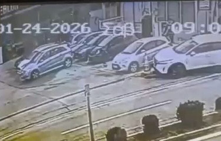 Στιγμιότυπο από το βίντεο ασφαλείας που δείχνει την παράσυρση της υπαλλήλου των ΕΛΤΑ (φωτ.: glomex)