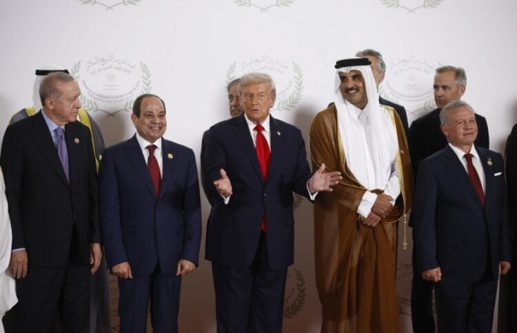 Από αριστερά, ο Ρετζέπ Ταγίπ Ερντογάν, ο Άμπντελ Φατάχ αλ Σίσι, ο Ντόναλντ Τραμπ, ο εμίρης του Κατάρ σεΐχης Ταμίμ μπεν Χαμάντ αλ-Θάνι και ο βασιλιάς της Ιορδανίας Αμπντάλα στη διάρκεια της ειρηνευτικής διάσκεψης για τη Γάζα τον περασμένο Οκτώβριο (φωτ.: EPA/Yoan Valat/POOL)
