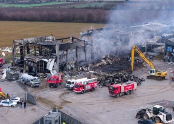 Καπνοί εξακολουθούν να βγαίνουν από τα συντρίμμια του εργοστασίου (φωτ.: ΜΟΤΙΟΝΤΕΑΜ/Βασίλης Βερβερίδης)