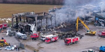 Καπνοί εξακολουθούν να βγαίνουν από τα συντρίμμια του εργοστασίου (φωτ.: ΜΟΤΙΟΝΤΕΑΜ/Βασίλης Βερβερίδης)