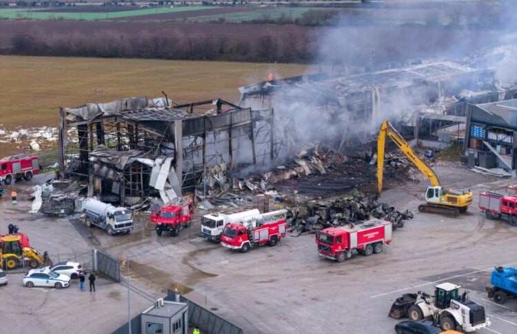 Καπνοί εξακολουθούν να βγαίνουν από τα συντρίμμια του εργοστασίου (φωτ.: ΜΟΤΙΟΝΤΕΑΜ/Βασίλης Βερβερίδης)