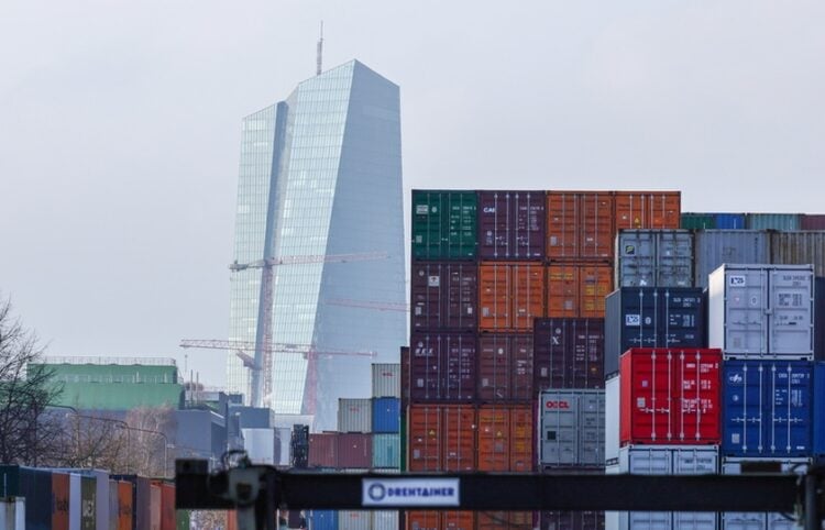 Το κτήριο της Ευρωπαϊκής Κεντρικής Τράπεζας διακρίνεται πίσω από κοντέινερ στο λιμάνι της Φρανκφούρτης. Η εμπορική συμφωνία μεταξύ ΕΕ και ΗΠΑ προέβλεπε την επιβολή δασμών ύψους 15% στις ευρωπαϊκές εξαγωγές προς τις ΗΠΑ αλλά την κατάργηση των δασμών σε ό,τι αφορά τις αμερικανικές εξαγωγές στην ΕΕ (φωτ.: EPA/Ronald Wittek)