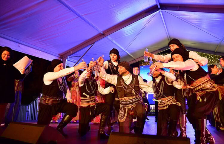 «Καλή χρονιά» από το «Φάρο» Αγίας Βαρβάρας, Σάββατο 3 Ιανουαρίου 2026 (φωτ.: Facebook / Σύλλογος Ποντίων Αγ. Βαρβάρας Ο Φάρος)