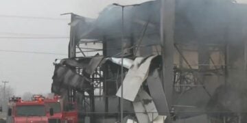 Από τη φωτιά καταστράφηκε ολοσχερώς τμήμα του εργοστασίου (φωτ.: glomex)