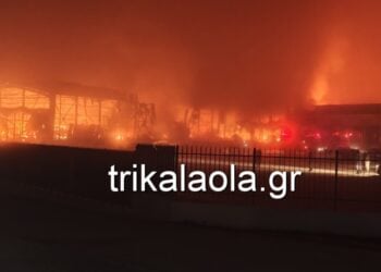 Η φωτιά φαίνεται ότι έχει καταστρέψει σχεδόν ολοκληρωτικά το εργοστάσιο (φωτ.: trikalaola.gr)