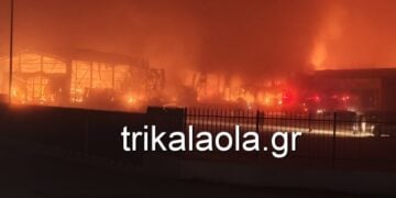 Η φωτιά φαίνεται ότι έχει καταστρέψει σχεδόν ολοκληρωτικά το εργοστάσιο (φωτ.: trikalaola.gr)
