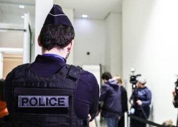 Γάλλος αστυνομικός στο δικαστήριο (φωτ. αρχείου: EPA/Teresa Suarez)