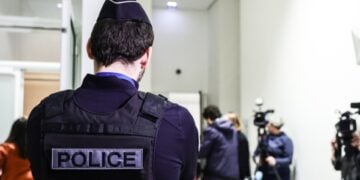 Γάλλος αστυνομικός στο δικαστήριο (φωτ. αρχείου: EPA/Teresa Suarez)