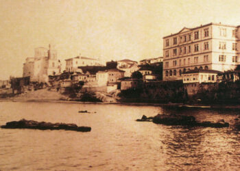 Το Φροντιστήριο της Τραπεζούντας δεξιά και στο βάθος η εκκλησία του Αγίου Γεωργίου. Από το βιβλίο του Κ. Φωτιάδη «Πόντος: Δικαίωμα στη Μνήμη» (πηγή: Δημόσια Κεντρική Βιβλιοθήκη Βέροιας)