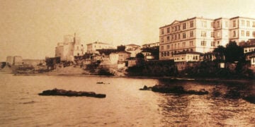 Το Φροντιστήριο της Τραπεζούντας δεξιά και στο βάθος η εκκλησία του Αγίου Γεωργίου. Από το βιβλίο του Κ. Φωτιάδη «Πόντος: Δικαίωμα στη Μνήμη» (πηγή: Δημόσια Κεντρική Βιβλιοθήκη Βέροιας)