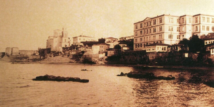 Το Φροντιστήριο της Τραπεζούντας δεξιά και στο βάθος η εκκλησία του Αγίου Γεωργίου. Από το βιβλίο του Κ. Φωτιάδη «Πόντος: Δικαίωμα στη Μνήμη» (πηγή: Δημόσια Κεντρική Βιβλιοθήκη Βέροιας)