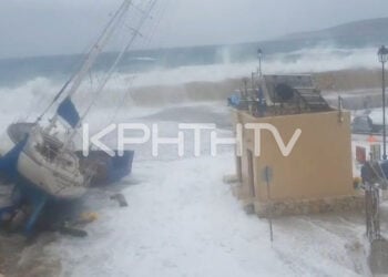 Τα κύματα «σήκωσαν» ιστιοπλοϊκό που ήταν δεμένο στη στεριά, στη Γαύδο. Τετάρτη 21 Ιανουαρίου 2026 (πηγή: Glomex)