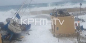 Τα κύματα «σήκωσαν» ιστιοπλοϊκό που ήταν δεμένο στη στεριά, στη Γαύδο. Τετάρτη 21 Ιανουαρίου 2026 (πηγή: Glomex)