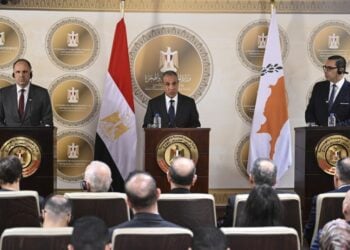 Από αριστερά, ο υπουργός Εξωτερικών Γιώργος Γεραπετρίτης, ο αιγύπτιος ομόλογός του Μπαντρ Αμπντελατί και ο κύπριος ΥΠΕΞ Κωνσταντίνος Κόμπος στη διάρκεια της κοινής συνέντευξης Τύπο στο Κάιρο (φωτ.: EPA/Mohamed Hossam)