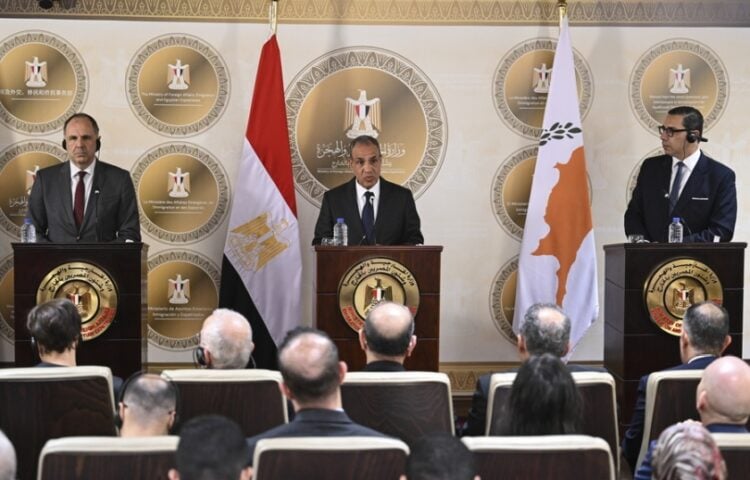 Από αριστερά, ο υπουργός Εξωτερικών Γιώργος Γεραπετρίτης, ο αιγύπτιος ομόλογός του Μπαντρ Αμπντελατί και ο κύπριος ΥΠΕΞ Κωνσταντίνος Κόμπος στη διάρκεια της κοινής συνέντευξης Τύπο στο Κάιρο (φωτ.: EPA/Mohamed Hossam)