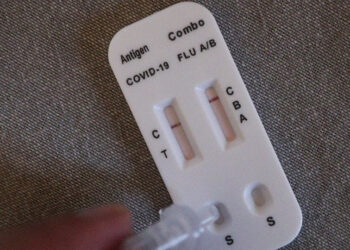 Self test για κορονοϊό και γρίπη (φωτ.: EUROKINISSI / Γιάννης Παναγόπουλος)