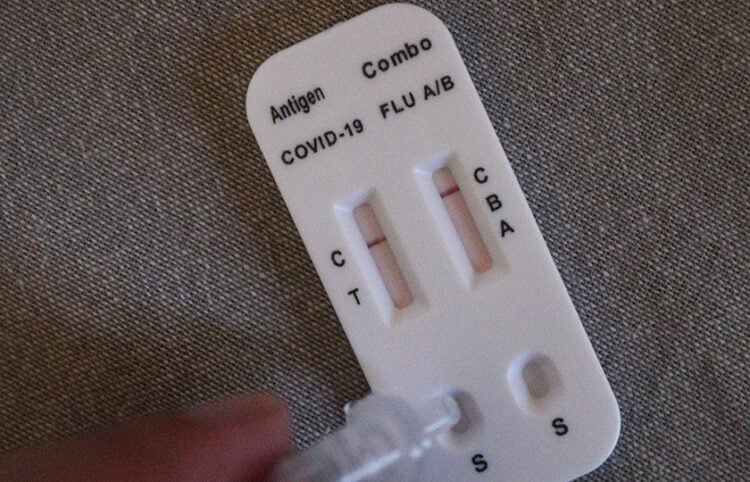 Self test για κορονοϊό και γρίπη (φωτ.: EUROKINISSI / Γιάννης Παναγόπουλος)