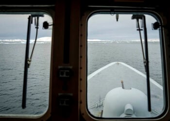 Θέα από τη γέφυρα του δανικού ναυτικού πλοίου επιθεώρησης «Vaedderen» (φωτ.:  EPA / Mads Claus Rasmussen / Denmark Out)