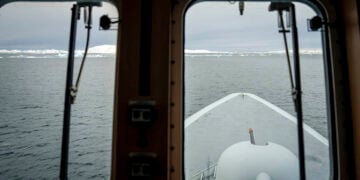 Θέα από τη γέφυρα του δανικού ναυτικού πλοίου επιθεώρησης «Vaedderen» (φωτ.:  EPA / Mads Claus Rasmussen / Denmark Out)