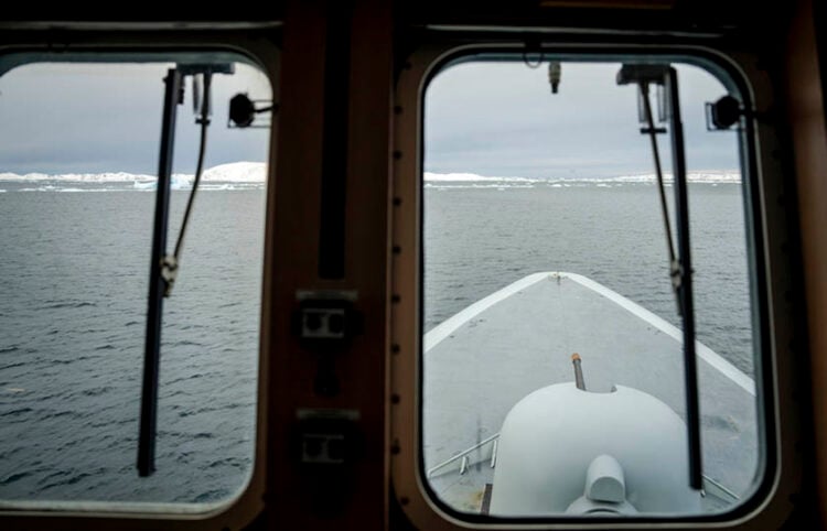 Θέα από τη γέφυρα του δανικού ναυτικού πλοίου επιθεώρησης «Vaedderen» (φωτ.: EPA / Mads Claus Rasmussen / Denmark Out)