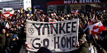 Διαδήλωση στο Νουούκ με σύνθημα «Η Γροιλανδία ανήκει στον γροιλανδικό λαό» 
(φωτ.: EPA / Christian Klindt Soelbeck)