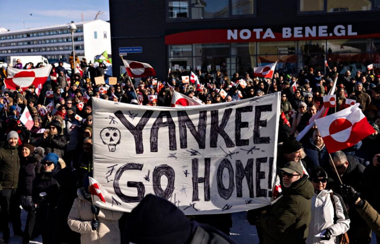 Διαδήλωση στο Νουούκ με σύνθημα «Η Γροιλανδία ανήκει στον γροιλανδικό λαό» 
(φωτ.: EPA / Christian Klindt Soelbeck)