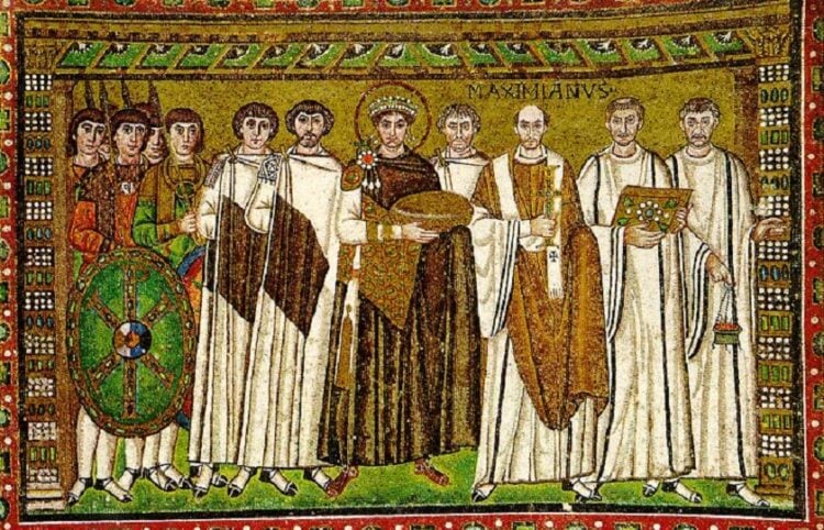 Ψηφιδωτή παράσταση από τη Βασιλική του Αγίου Βιτάλιου στη Ραβέννα που απεικονίζει τον αυτοκράτορα Ιουστινιανό Α' στον αυλικό του κύκλο. Στο κέντρο φαίνεται ο Ιουστινιανός, δεξιά του στέκεται ο Αρχιεπίσκοπος Μαξιμιανός, ενώ αριστερά εμφανίζονται οι αυλικοί αξιωματούχοι και οι Πραιτοριανοί φρουροί (φωτ.: wikipedia.org)