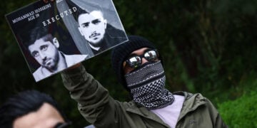 Στιγμιότυπο από διαδήλωση που διοργανώθηκε στη Λισαβόνα από την ιρανική κοινότητα, μπροστά από την πρεσβεία του Ιράν. 11 Ιανουαρίου 2026 (φωτ.: EPA / Rodrigo Antunes)