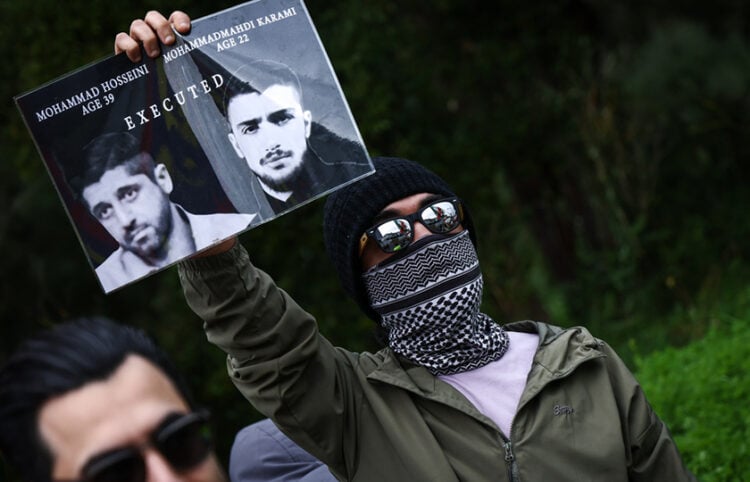 Στιγμιότυπο από διαδήλωση που διοργανώθηκε στη Λισαβόνα από την ιρανική κοινότητα, μπροστά από την πρεσβεία του Ιράν. 11 Ιανουαρίου 2026 (φωτ.: EPA / Rodrigo Antunes)