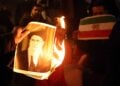 Διαδηλωτές καίνε πορτραίτο του ανώτατου ηγέτη του Ιράν Αλί Χαμενέι στη διάρκεια διαμαρτυρίας έξω από τη βρετανική πρωθυπουργική κατοικία (φωτ.: EPA/Neil Hall)