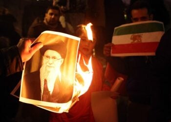 Διαδηλωτές καίνε πορτραίτο του ανώτατου ηγέτη του Ιράν Αλί Χαμενεΐ στη διάρκεια διαμαρτυρίας έξω από τη βρετανική πρωθυπουργική κατοικία (φωτ.: EPA/Neil Hall)