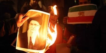 Διαδηλωτές καίνε πορτραίτο του ανώτατου ηγέτη του Ιράν Αλί Χαμενέι στη διάρκεια διαμαρτυρίας έξω από τη βρετανική πρωθυπουργική κατοικία (φωτ.: EPA/Neil Hall)