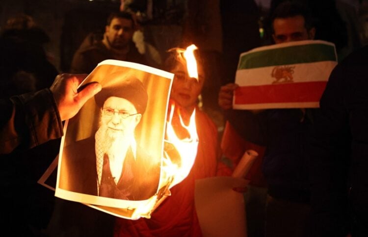 Διαδηλωτές καίνε πορτραίτο του ανώτατου ηγέτη του Ιράν Αλί Χαμενεΐ στη διάρκεια διαμαρτυρίας έξω από τη βρετανική πρωθυπουργική κατοικία (φωτ.: EPA/Neil Hall)