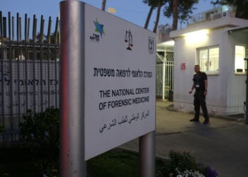 Εν αναμονή της σορού ( φωτ.: EPA / Atef Safadi)