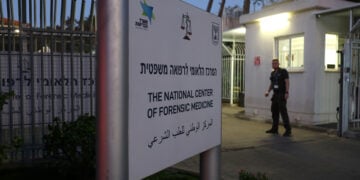 Εν αναμονή της σορού ( φωτ.: EPA / Atef Safadi)