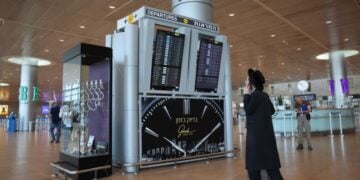 Ισραηλινός κοιτά τον πίνακα των αναχωρήσεων στο αεροδρόμιο Μπεν Γκουριόν του Τελ Αβίβ (φωτ. αρχείου: EPA/Abir Sultan)