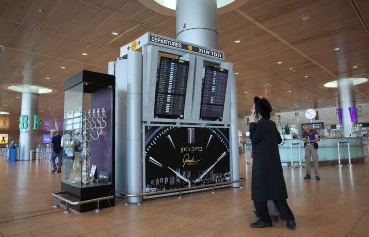 Ισραηλινός κοιτά τον πίνακα των αναχωρήσεων στο αεροδρόμιο Μπεν Γκουριόν του Τελ Αβίβ (φωτ. αρχείου: EPA/Abir Sultan)
