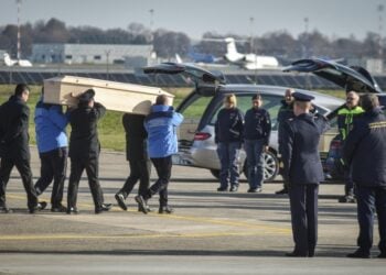 Ιταλοί αξιωματούχοι μεταφέρουν μια από τις σορούς στη διάρκεια επαναπατρισμού ενός από τα θύματα της φωτιάς στο Κραμ Μοντανά (φωτ.: EPA/Matteo Corner)