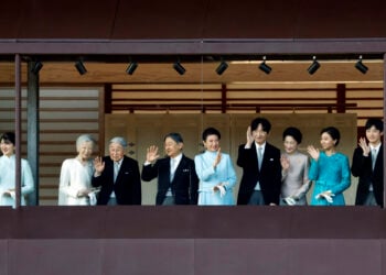 Η αυτοκρατορική οικογένεια της Ιαπωνίας στην καθιερωμένη τελετή της Πρωτοχρονιάς (φωτ.: EPA / Kiyoshi Ota)
