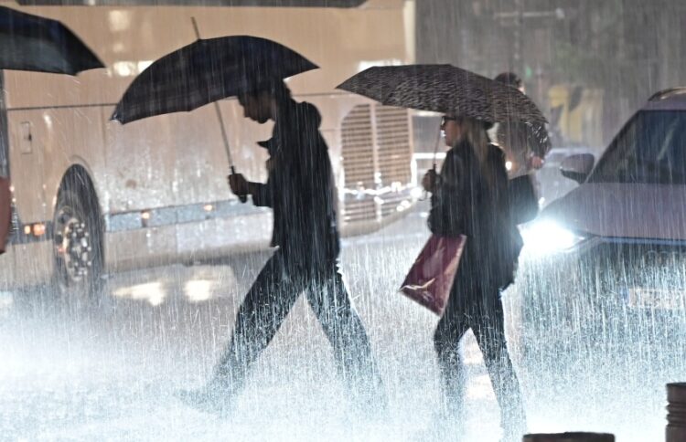 Έντονη βροχόπτωση στο κέντρο της Αθήνας (φωτ.: EUROKINISSI/Μιχάλης Καραγιάννης)