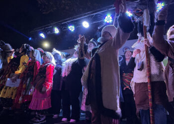 Παραμονή Πρωτοχρονιάς με το παλαιό ημερολόγιο με μεταμφιεσμένους στο κέντρο της Τραπεζούντας. Τρίτη 13 Ιανουαρίου 2026 (φωτ.: Sabah / Meltem Yılmaz Karakurum)