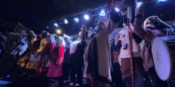 Παραμονή Πρωτοχρονιάς με το παλαιό ημερολόγιο με μεταμφιεσμένους στο κέντρο της Τραπεζούντας. Τρίτη 13 Ιανουαρίου 2026 (φωτ.: Sabah / Meltem Yılmaz Karakurum)