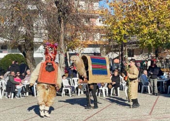 Καμήλες και Ντιβιτζήδες στην πλατεία Φιλιππούπολης στη Λάρισα, Πέμπτη 1 Ιανουαρίου 2026 (φωτ.: Facebook / ΕΜΛΦ - Εξωραϊστική Μορφωτική Λέσχη Φιλιππουπόλεως)