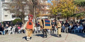 Καμήλες και Ντιβιτζήδες στην πλατεία Φιλιππούπολης στη Λάρισα, Πέμπτη 1 Ιανουαρίου 2026 (φωτ.: Facebook / ΕΜΛΦ - Εξωραϊστική Μορφωτική Λέσχη Φιλιππουπόλεως)