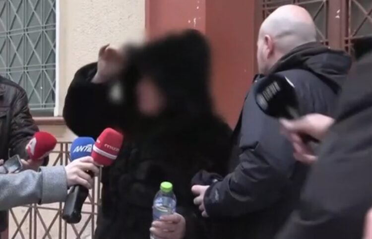 Η γυμνασιάρχης ενώ αποχωρεί από το γραφείο του εισαγγελέα (φωτ.: glomex)